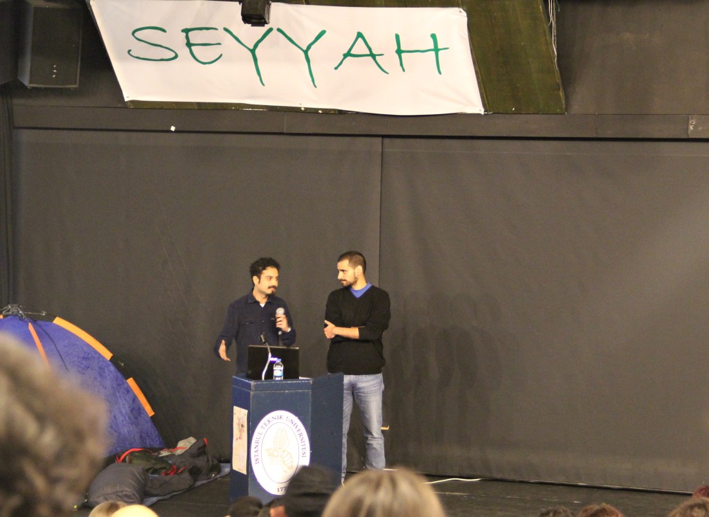 Etkinliğin sunucuları İz Tv'deki Yolda programının da sunucuları olan Yiğit Alpman ve Eren Aybars Arpacık