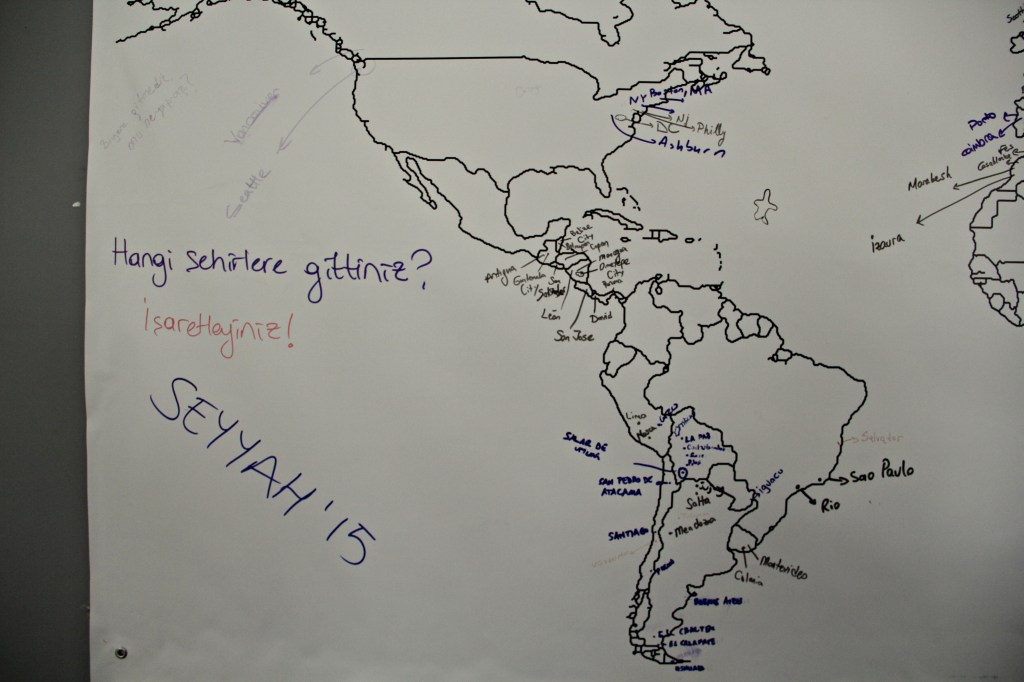 Dünya haritası üzerinde herkes gittiği yerleri işaretliyor